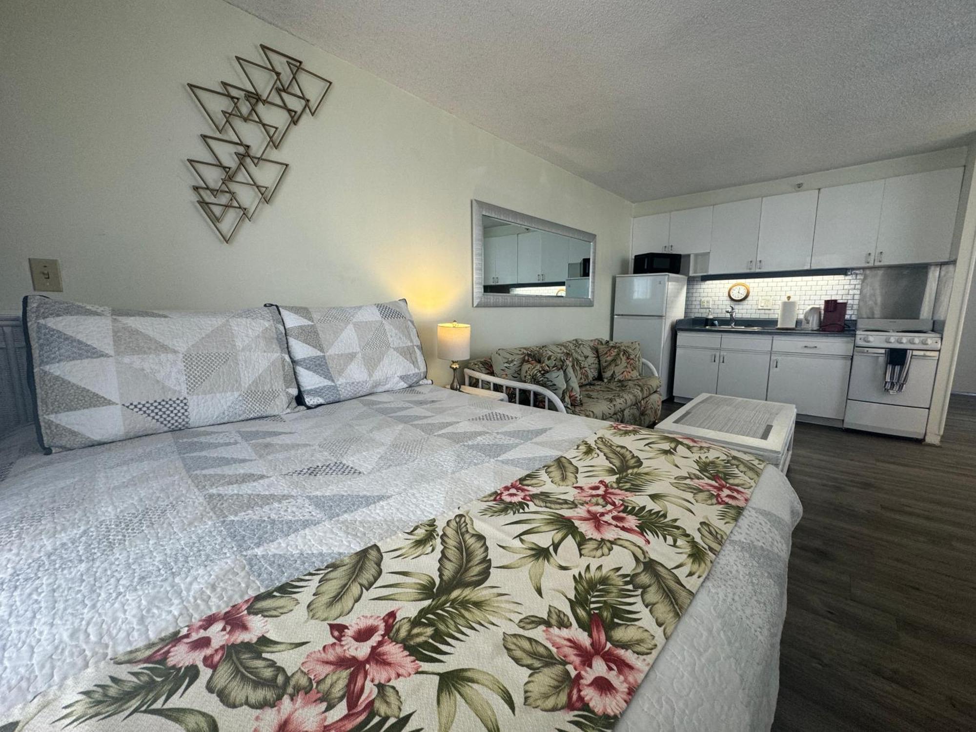 Tropical Studios At Marine Surf Waikiki - Free Parking - Best Location - Full Kitchen - Swimming Pool Гонолулу Екстер'єр фото