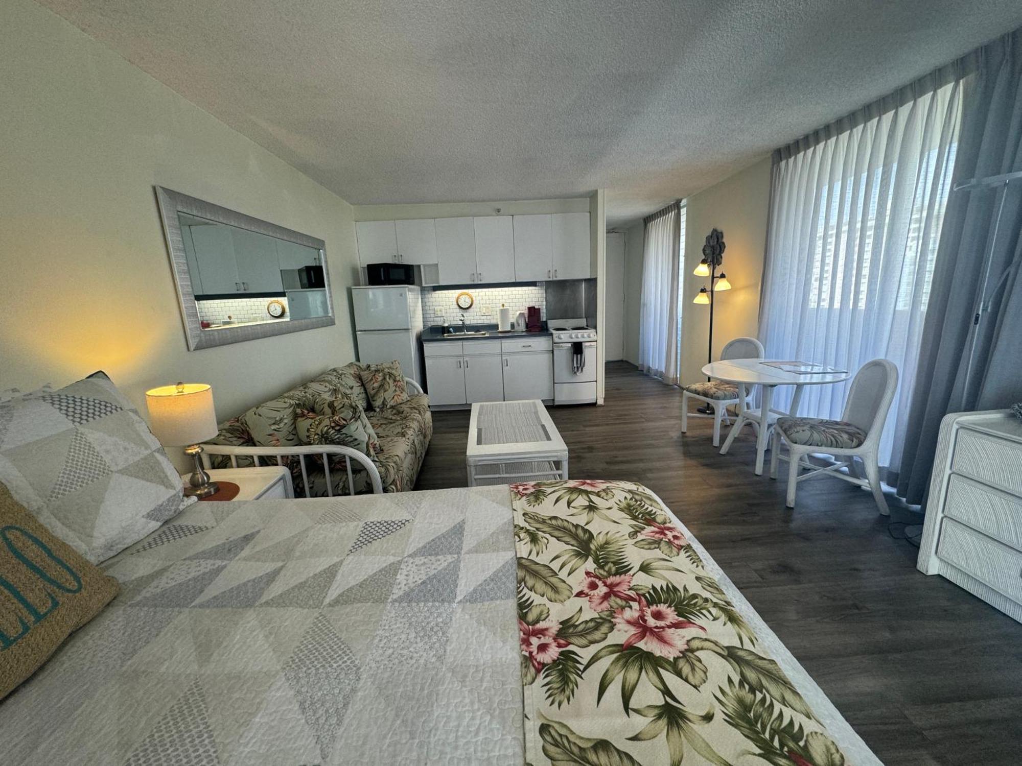 Tropical Studios At Marine Surf Waikiki - Free Parking - Best Location - Full Kitchen - Swimming Pool Гонолулу Екстер'єр фото