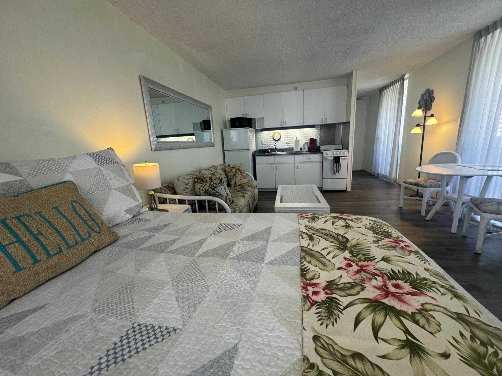 Tropical Studios At Marine Surf Waikiki - Free Parking - Best Location - Full Kitchen - Swimming Pool Гонолулу Екстер'єр фото