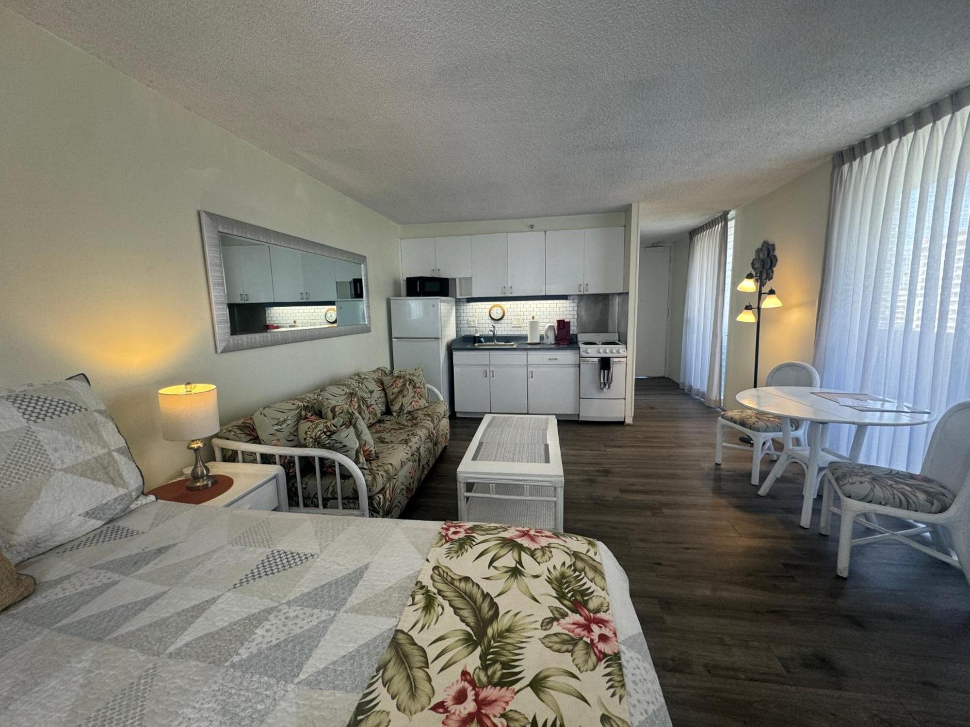 Tropical Studios At Marine Surf Waikiki - Free Parking - Best Location - Full Kitchen - Swimming Pool Гонолулу Екстер'єр фото