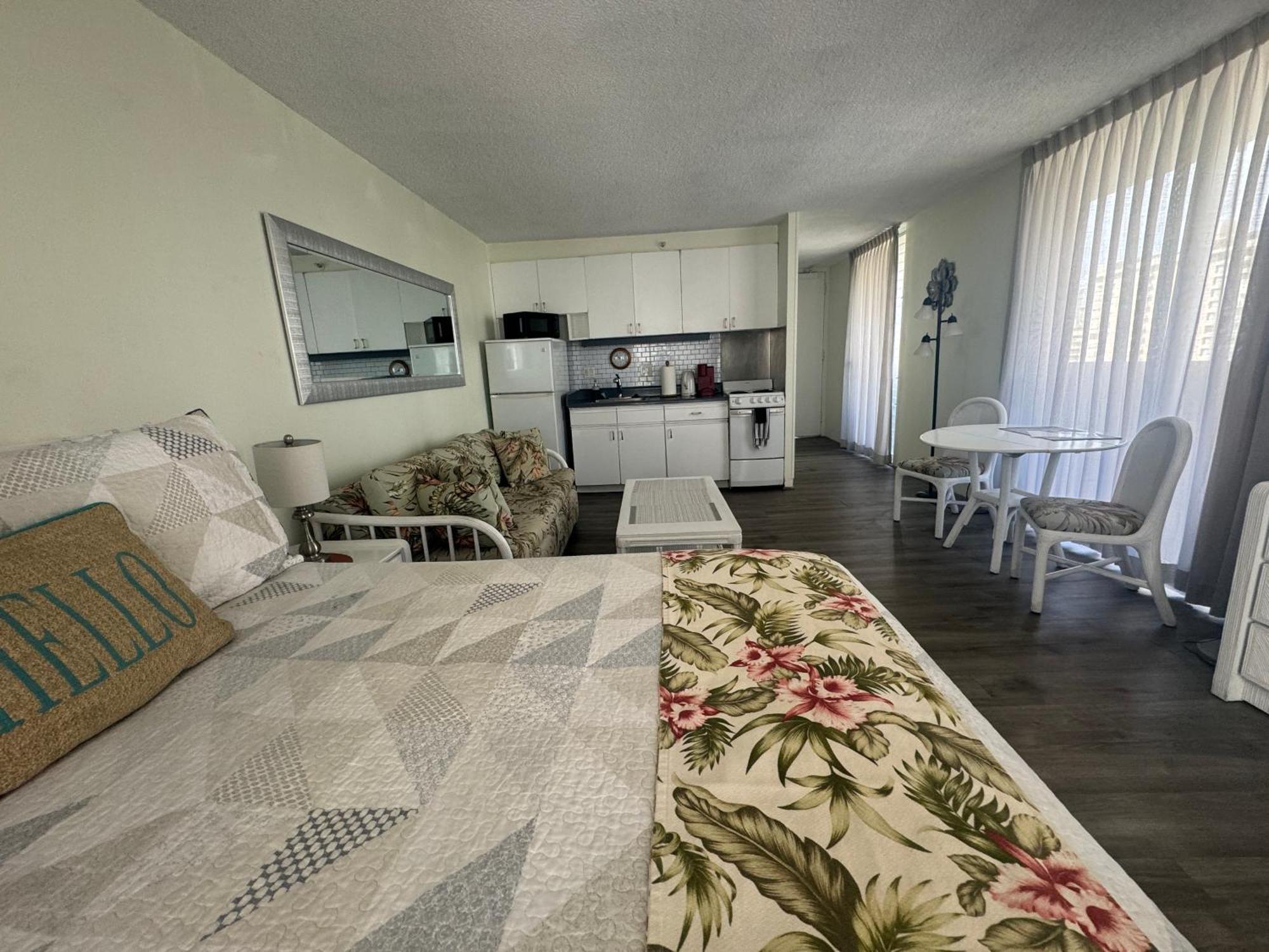 Tropical Studios At Marine Surf Waikiki - Free Parking - Best Location - Full Kitchen - Swimming Pool Гонолулу Екстер'єр фото