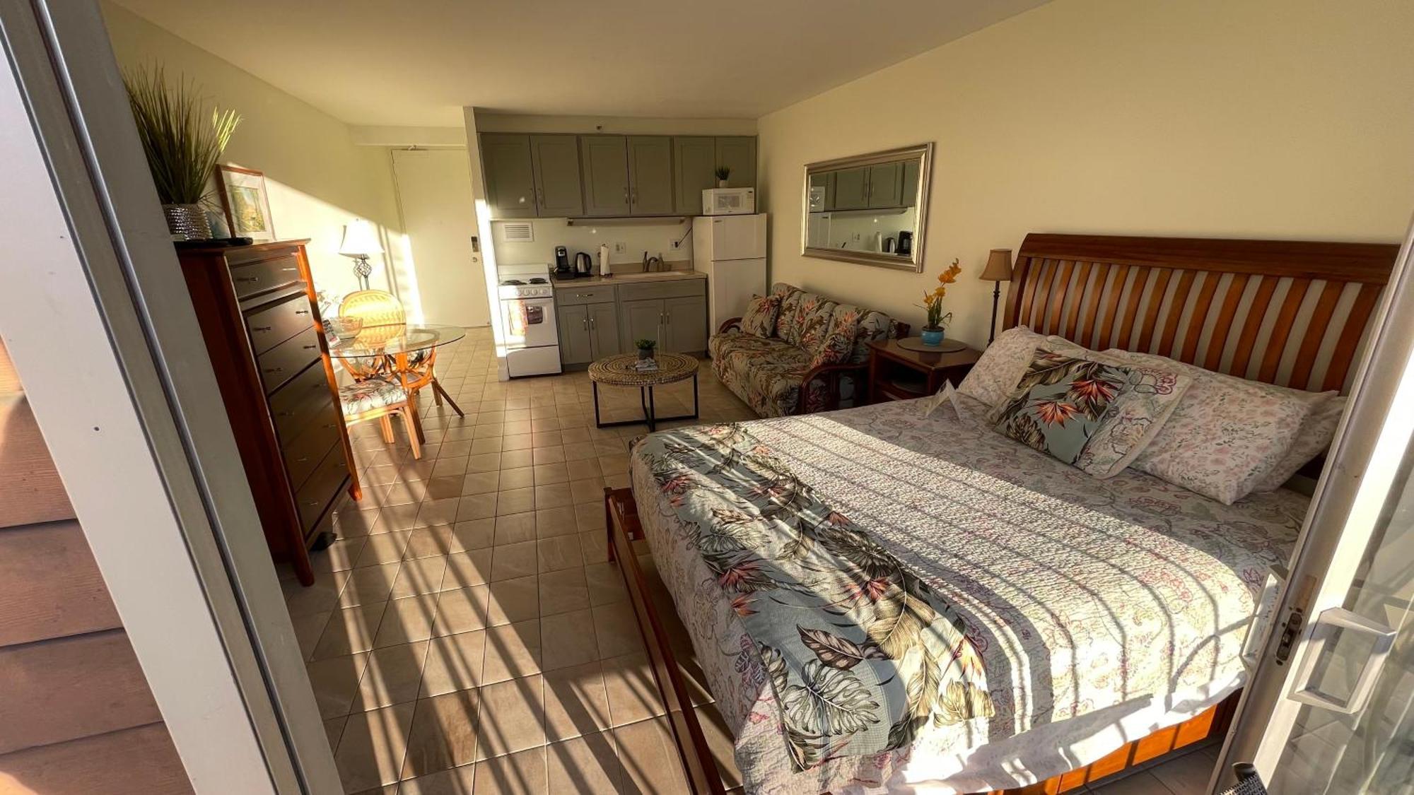 Tropical Studios At Marine Surf Waikiki - Free Parking - Best Location - Full Kitchen - Swimming Pool Гонолулу Екстер'єр фото